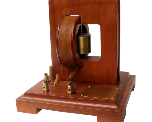 Motore a campo magnetico rotante di Galileo Ferraris, primo modello (1885) Ricostruzione storica del primo modello di motore a campo magnetico rotante di Galileo Ferraris, a opera di Carlo De Rubeis.