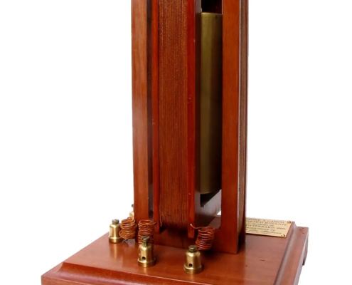 Motore a campo magnetico rotante di Galileo Ferraris, secondo modello (1885) Ricostruzione storica del secondo modello di motore a campo magnetico rotante di Galileo Ferraris, a opera di Carlo De Rubeis.