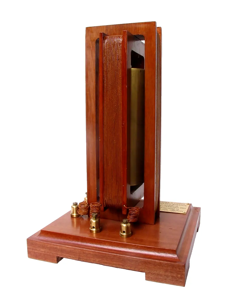 Motore a campo magnetico rotante di Galileo Ferraris, secondo modello (1885) Ricostruzione storica del secondo modello di motore a campo magnetico rotante di Galileo Ferraris, a opera di Carlo De Rubeis.