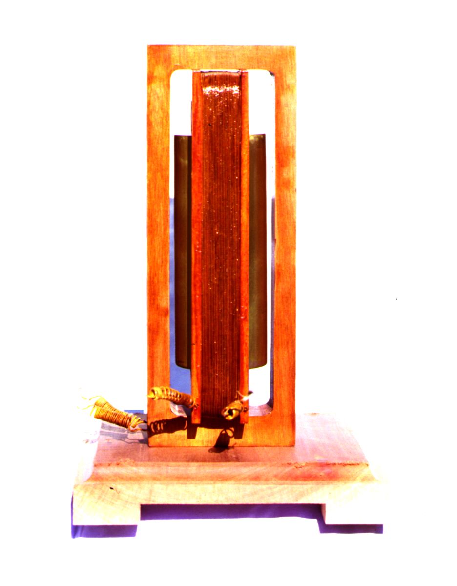 Motore a campo magnetico rotante di Galileo Ferraris, secondo modello, fase della costruzione. Fase della costruzione del secondo modello di motore a campo magnetico rotante di Galileo Ferraris, a opera di Carlo De Rubeis.