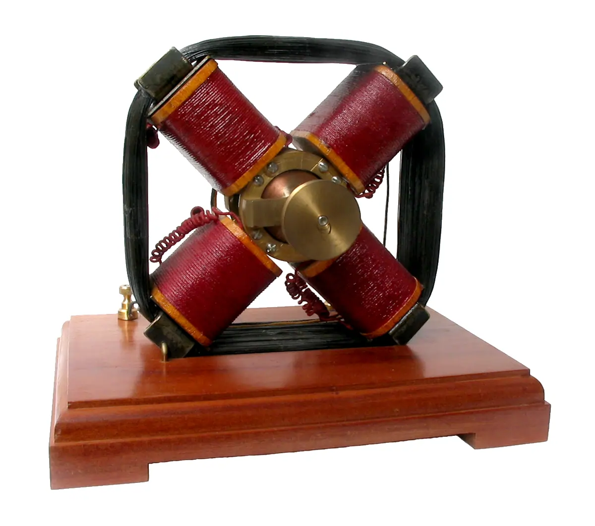Motore a campo magnetico rotante di Galileo Ferraris, quarto modello (1886) Ricostruzione storica del quarto modello di motore a campo magnetico rotante di Galileo Ferraris, a opera di Carlo De Rubeis.