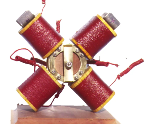 Motore a campo magnetico rotante di Galileo Ferraris, quarto modello, fase della costruzione. Fase della costruzione del quarto modello di motore a campo magnetico rotante di Galileo Ferraris, a opera di Carlo De Rubeis.