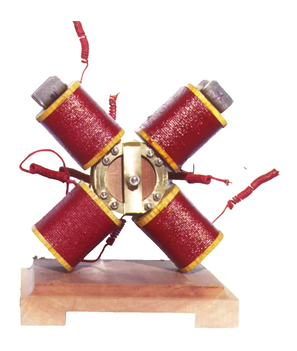 Motore a campo magnetico rotante di Galileo Ferraris, quarto modello, fase della costruzione. Fase della costruzione del quarto modello di motore a campo magnetico rotante di Galileo Ferraris, a opera di Carlo De Rubeis.