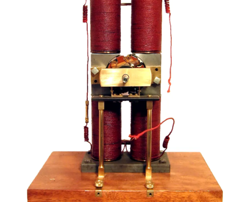 Creazione originale di un motore ideato e costruito sul tipo delle macchine elettriche dinamo di Edison.
