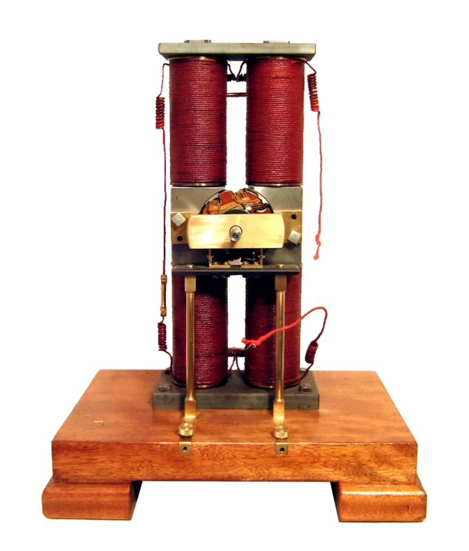 Motore tipo dinamo di Edison Creazione originale di un motore ideato e costruito sul tipo delle macchine elettriche dinamo di Edison.