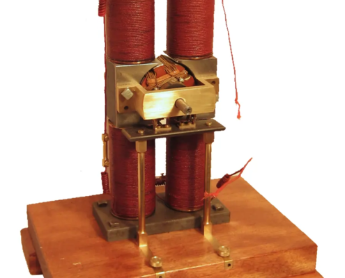 Creazione originale di un motore ideato e costruito sul tipo delle macchine elettriche dinamo di Edison.