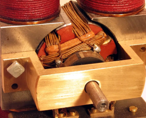 Creazione originale di un motore ideato e costruito sul tipo delle macchine elettriche dinamo di Edison.