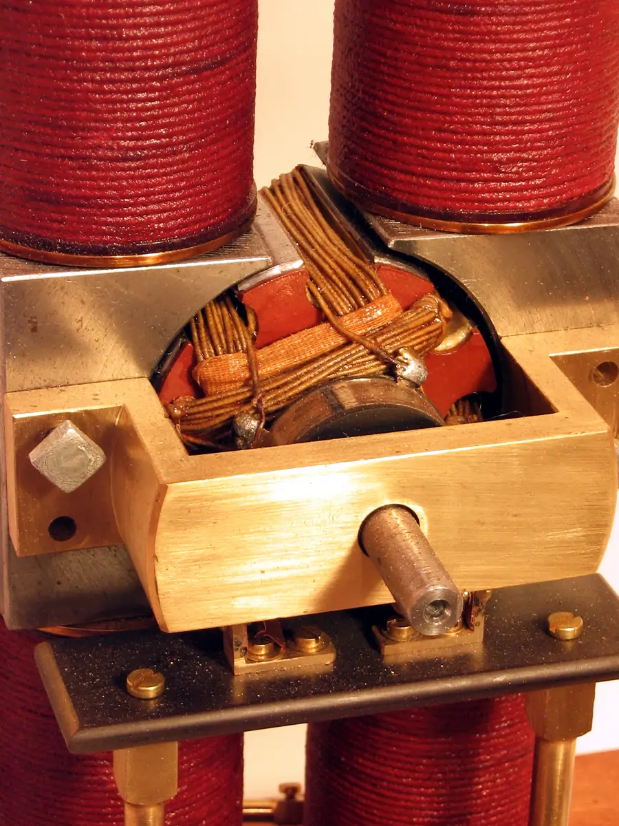 Creazione originale di un motore ideato e costruito sul tipo delle macchine elettriche dinamo di Edison.